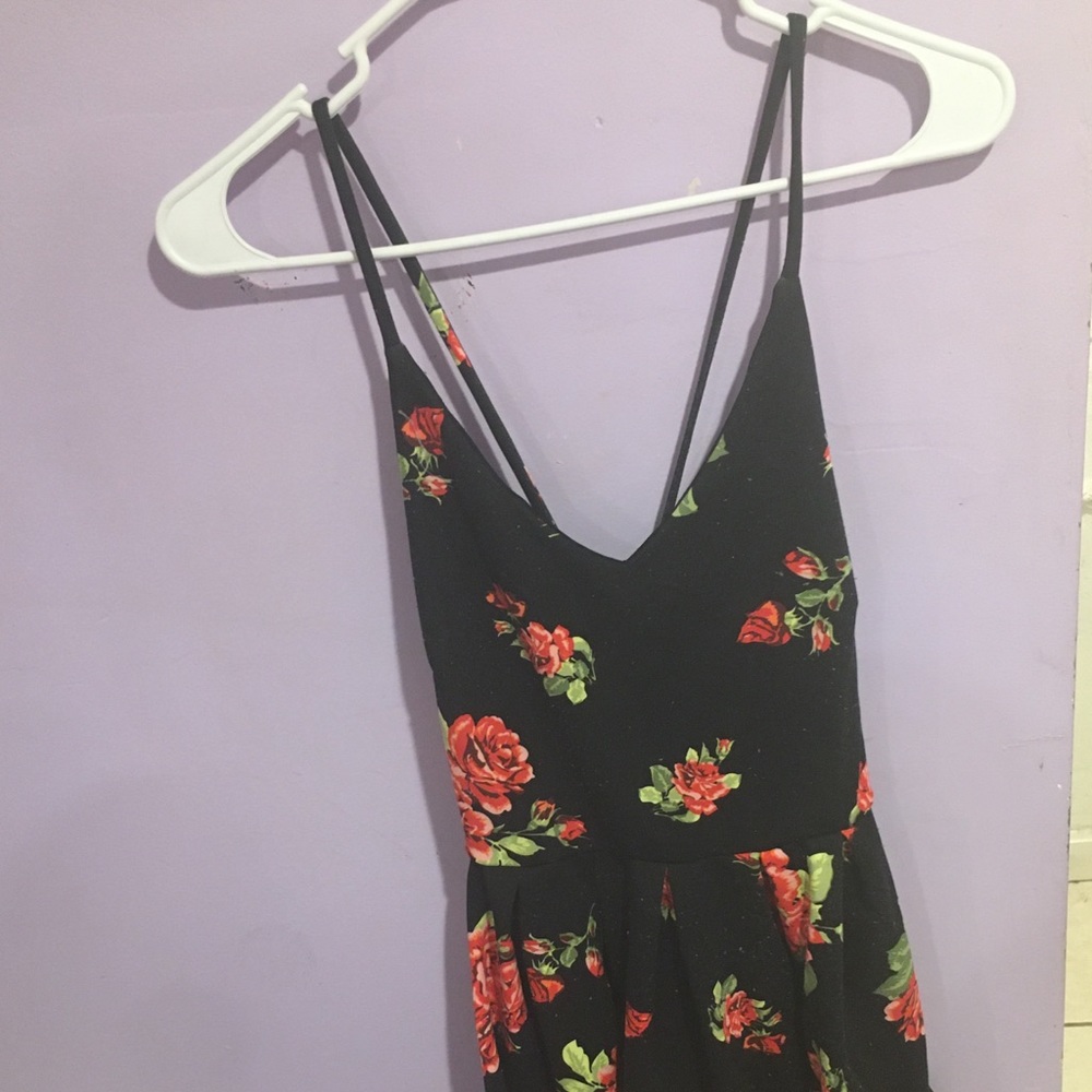 Women’s rose printed short dress.